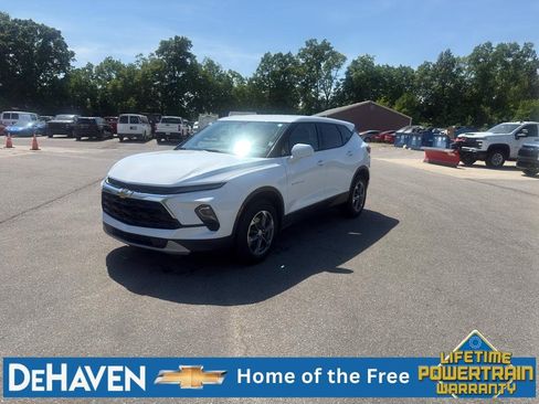 Used 2025 Chevrolet Blazer LT AWD/4WD image 2