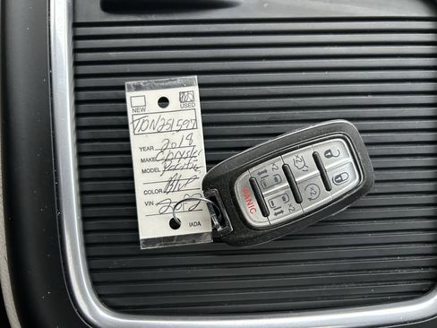 Used 2018 Chrysler Pacifica Limited image 34