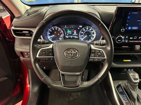 Used 2023 Toyota Highlander XLE AWD/4WD image 18