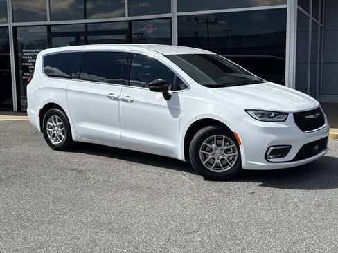 New 2026 Chrysler Pacifica Select image 2
