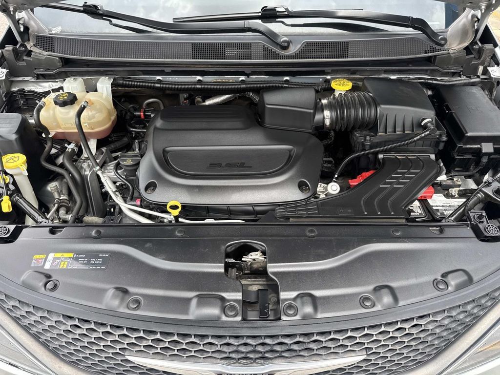 Used 2023 Chrysler Voyager LX FWD image 3