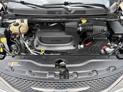 Used 2023 Chrysler Voyager LX FWD image 3