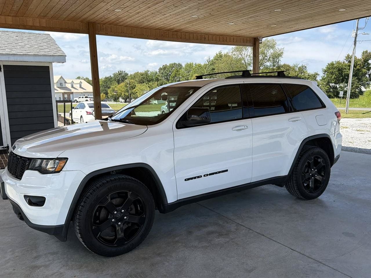 Used 2018 Jeep Grand Cherokee Laredo AWD/4WD image 2