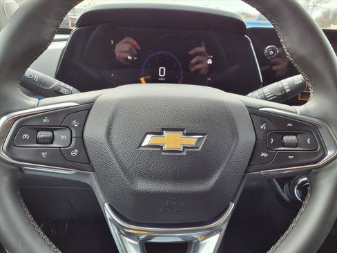 Used 2025 Chevrolet Trax LT w/ LT Convenience Package image 13