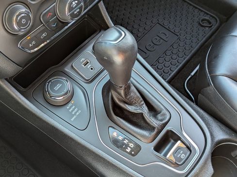 Used 2019 Jeep Cherokee Latitude Plus w/ Comfort/Convenience Group image 16