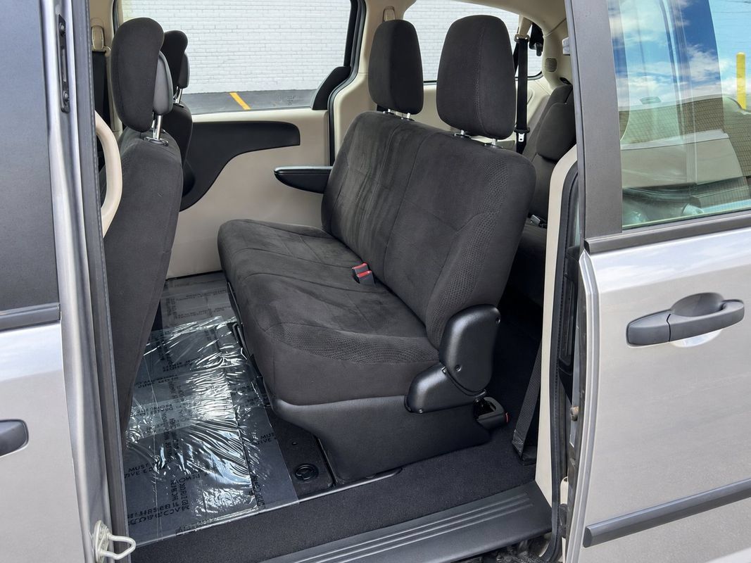 Used 2013 Dodge Grand Caravan American Value Package FWD image 16