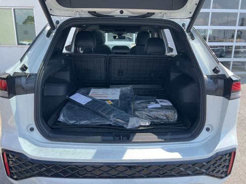 New 2026 Volkswagen Tiguan SE R-Line FWD image 28