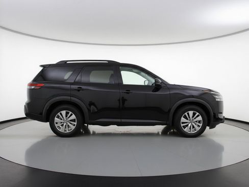 Used 2025 Nissan Pathfinder SV image 11
