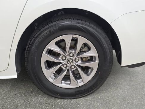 Certified 2023 Toyota Sienna XLE FWD image 30