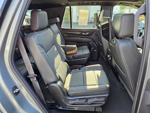 Used 2024 GMC Yukon Denali w/ Advanced Technology Package AWD/4WD image 12
