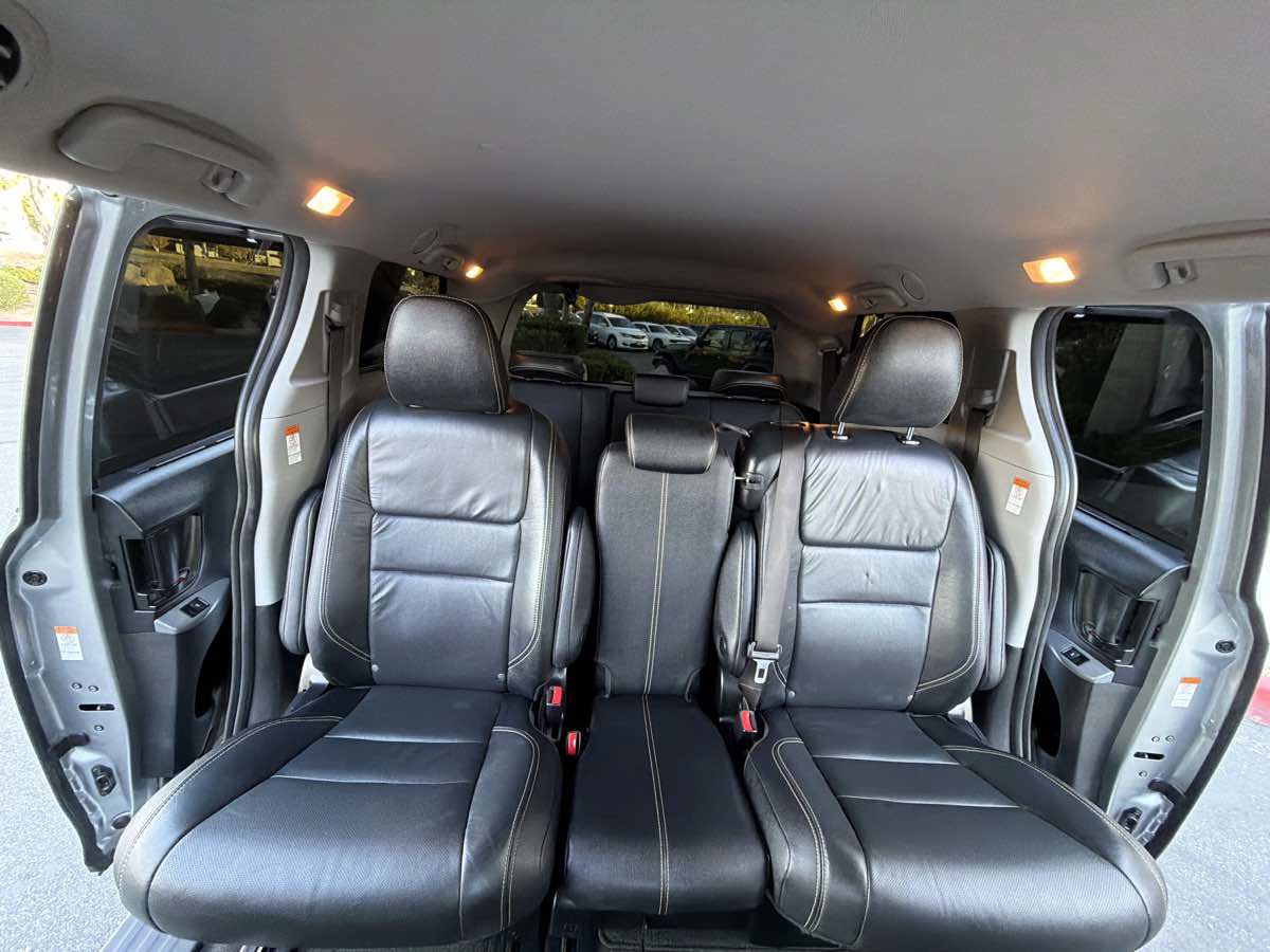 Used 2018 Toyota Sienna SE FWD image 44