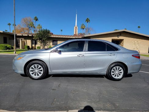 Used 2017 Toyota Camry LE image 2