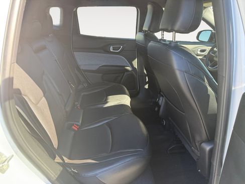 Used 2024 Jeep Compass Latitude image 18