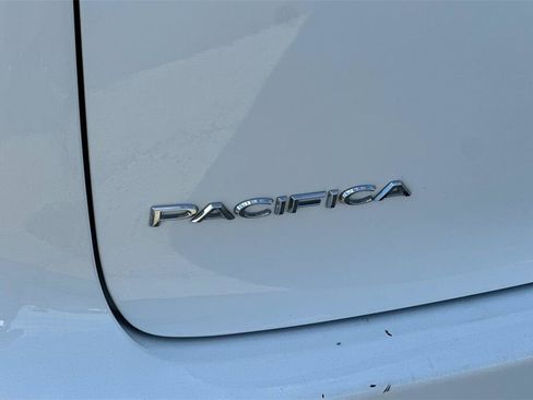 Used 2024 Chrysler Pacifica Touring-L image 27