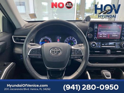 Used 2020 Toyota Highlander LE FWD image 37