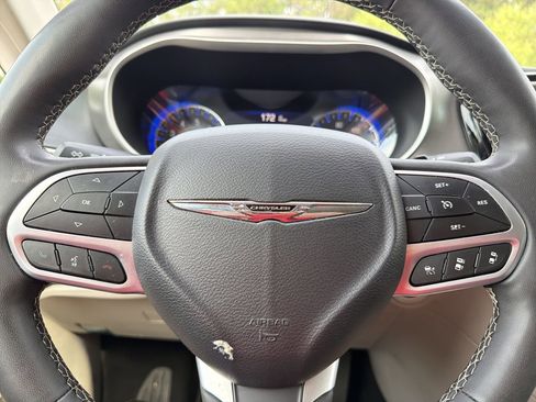 Used 2023 Chrysler Pacifica Touring-L FWD image 10