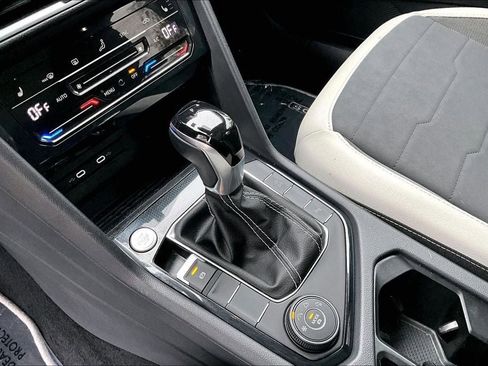 Certified 2025 Volkswagen Taos SE w/ Panoramic Sunroof Package image 17