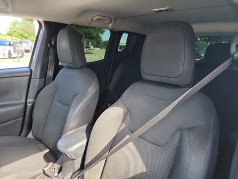 Used 2018 Jeep Renegade Altitude w/ UConnect 8.4 Nav Group FWD image 13