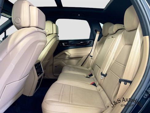 Used 2023 Porsche Cayenne Platinum Edition AWD/4WD image 28