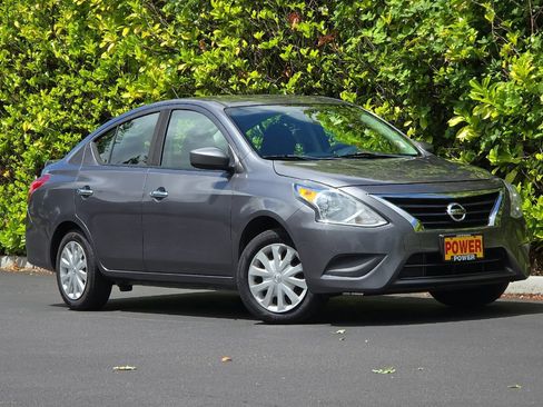 Used 2017 Nissan Versa SV FWD image 2
