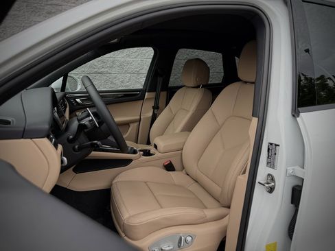 Used 2025 Porsche Macan image 5