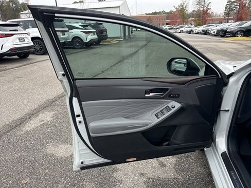 Used 2022 Toyota Avalon Limited image 10