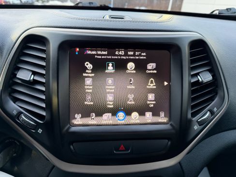 Used 2015 Jeep Cherokee Latitude w/ Cold Weather Group image 17