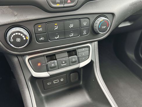 Used 2024 GMC Terrain SLE image 23