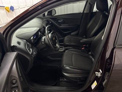Used 2021 Chevrolet Trax LT w/ LT Convenience Package AWD/4WD image 31