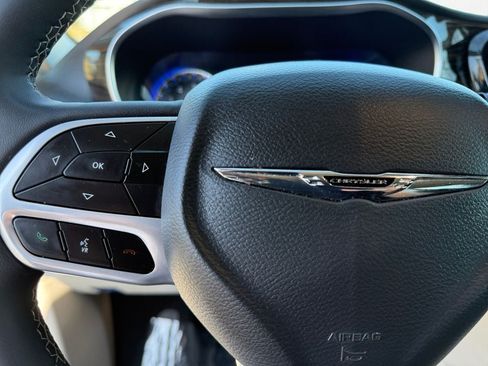 Certified 2023 Chrysler Pacifica Limited FWD image 27