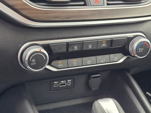 Used 2025 Nissan Altima 2.5 SV FWD image 25