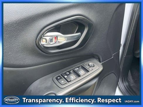 Used 2022 Jeep Cherokee Trailhawk image 17