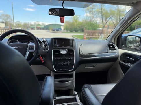 Used 2014 Chrysler Town & Country Touring image 8