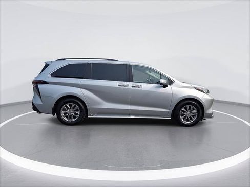 Certified 2023 Toyota Sienna XLE FWD image 10