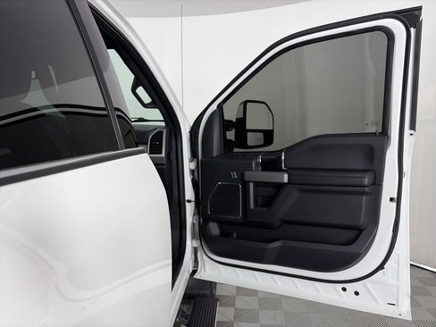 Certified 2022 Ford F350 Platinum w/ FX4 Off-Road Package image 31