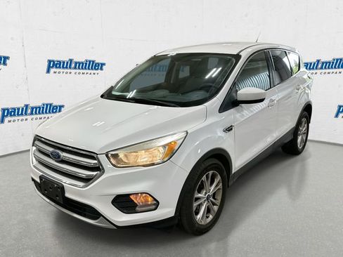 Used 2017 Ford Escape SE FWD image 1