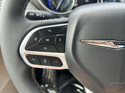 Used 2023 Chrysler Pacifica Touring-L FWD image 30