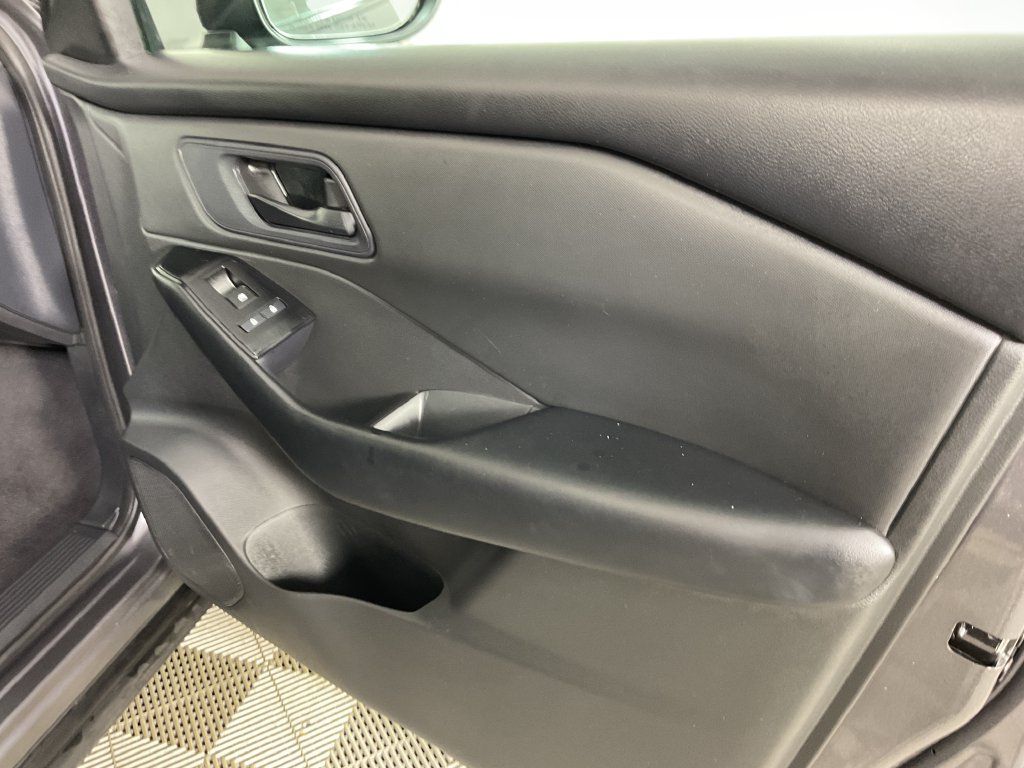 Used 2024 Nissan Rogue S AWD/4WD image 23