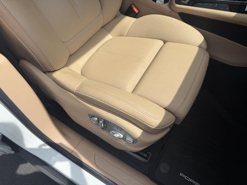 Certified 2024 Porsche Macan AWD/4WD image 22