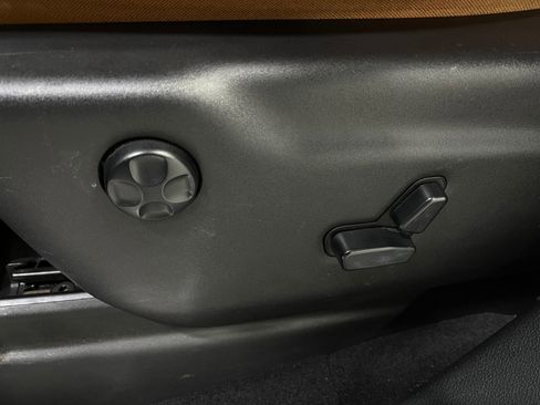 Used 2016 Jeep Grand Cherokee SRT image 17