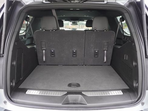 Used 2025 Chevrolet Suburban RST image 8