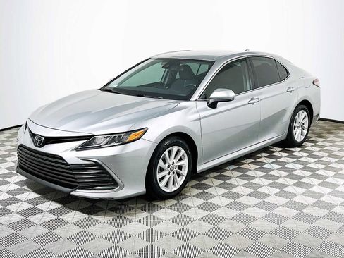 Used 2022 Toyota Camry LE image 3