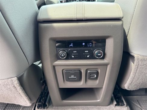 Used 2021 Chevrolet Traverse Premier FWD image 26
