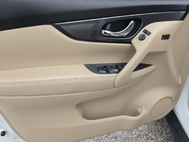 Used 2018 Nissan Rogue SV w/ Sun & Sound Touring Package FWD image 18