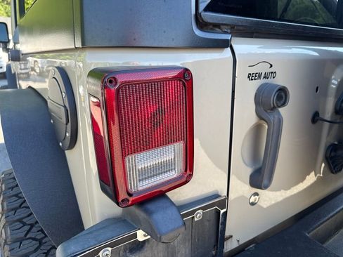 Used 2018 Jeep Wrangler Unlimited Rubicon w/ Connectivity Group AWD/4WD image 7