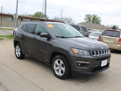 Used 2017 Jeep Compass Latitude w/ Popular Equipment Group AWD/4WD image 2