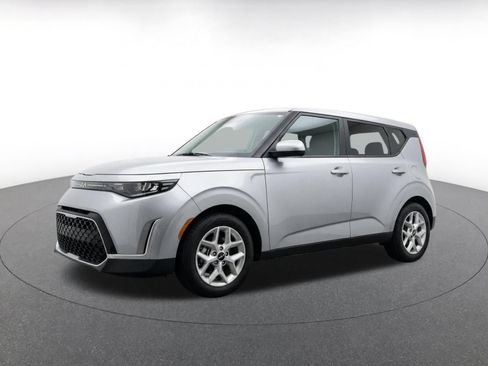 Used 2025 Kia Soul LX w/ LX Technology Package FWD image 3