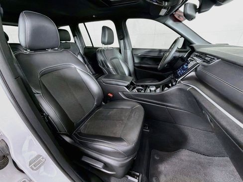 Used 2023 Jeep Grand Cherokee Altitude AWD/4WD image 30
