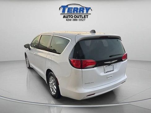 Used 2022 Chrysler Voyager LX FWD image 5