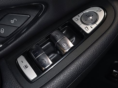 Used 2020 Mercedes-Benz GLC 300 4MATIC image 27